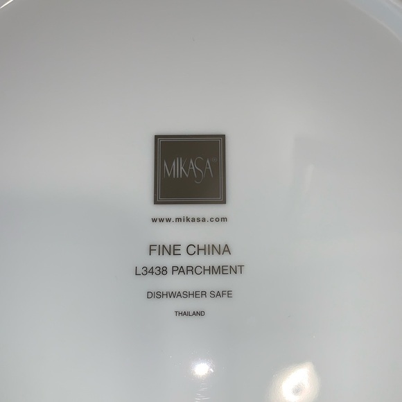 Lot of 2 Mikasa Parchment Dinner plates. Made in Thailand. - Picture 2 of 4